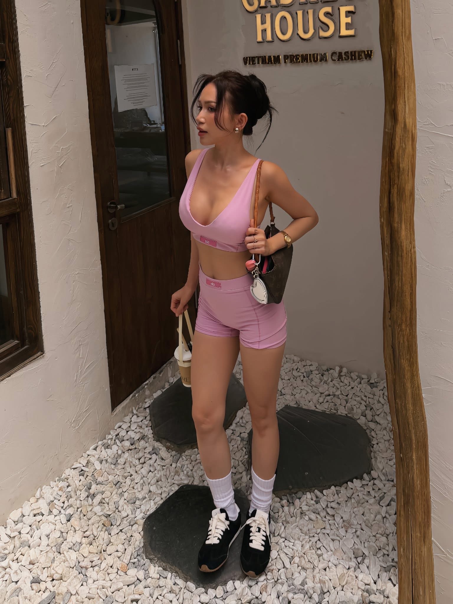 Diện set hồng từ gym ra cà phê, người đẹp thu hút ánh nhìn với vóc dáng vạn người mê