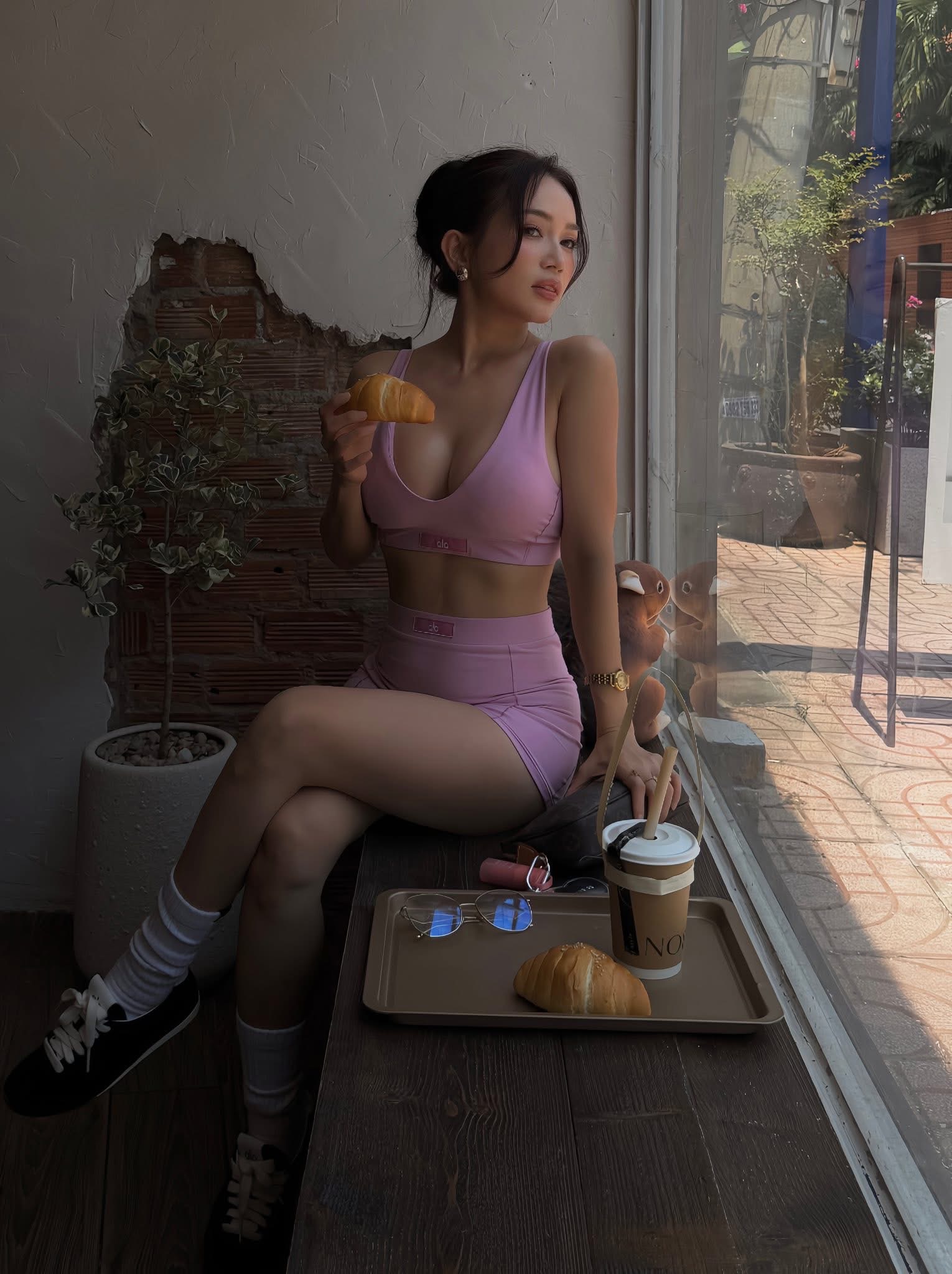 Diện set hồng từ gym ra cà phê, người đẹp thu hút ánh nhìn với vóc dáng vạn người mê