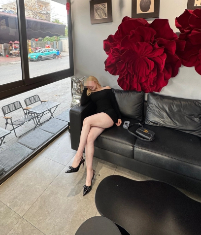 Tạo dáng phản cảm ở quán cafe, hot girl khiến người xem ngán ngẩm đến 