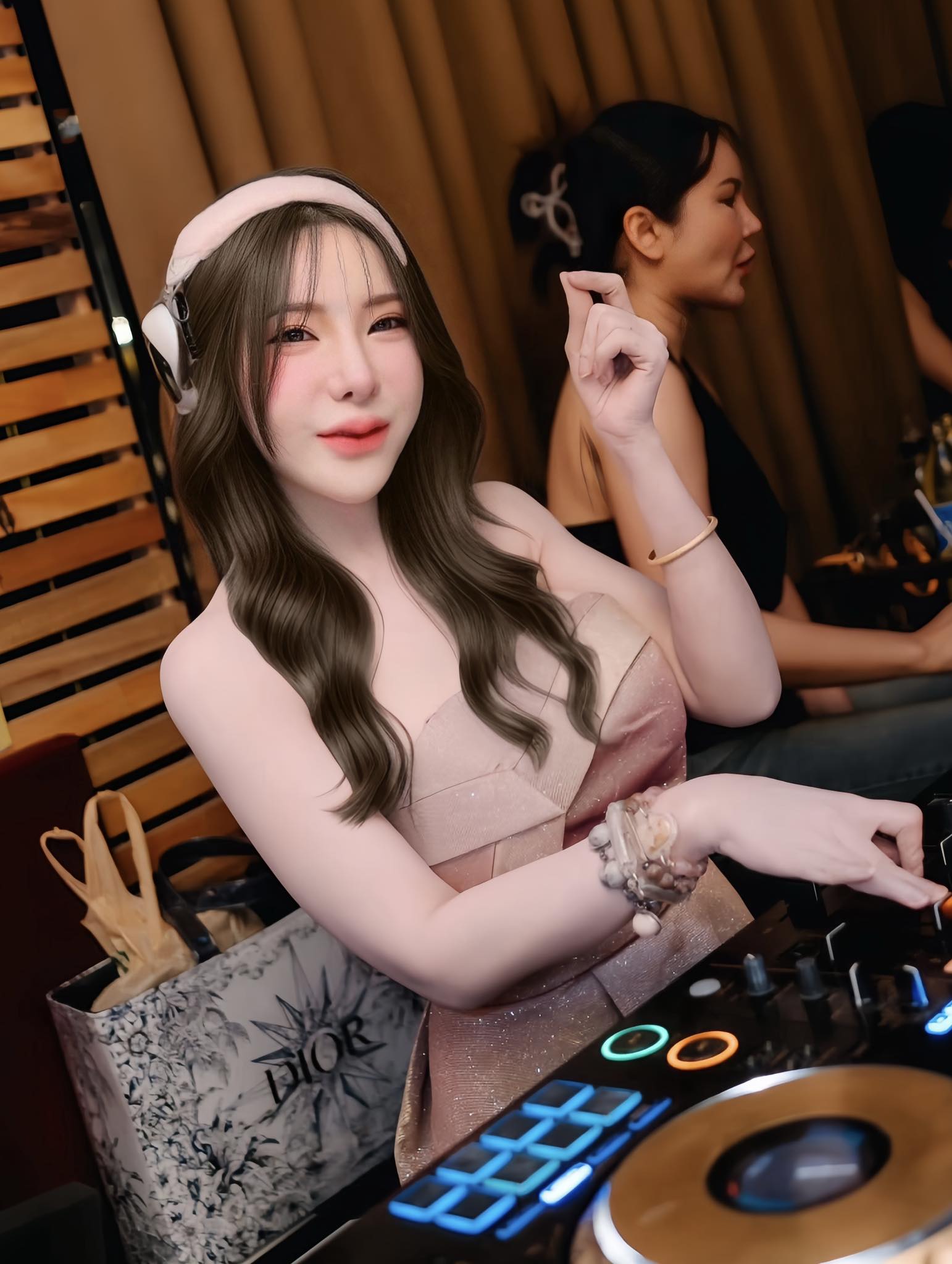 Nhận bằng Tiến sĩ, nữ DJ khiến tất cả ngỡ ngàng với trình độ học vấn