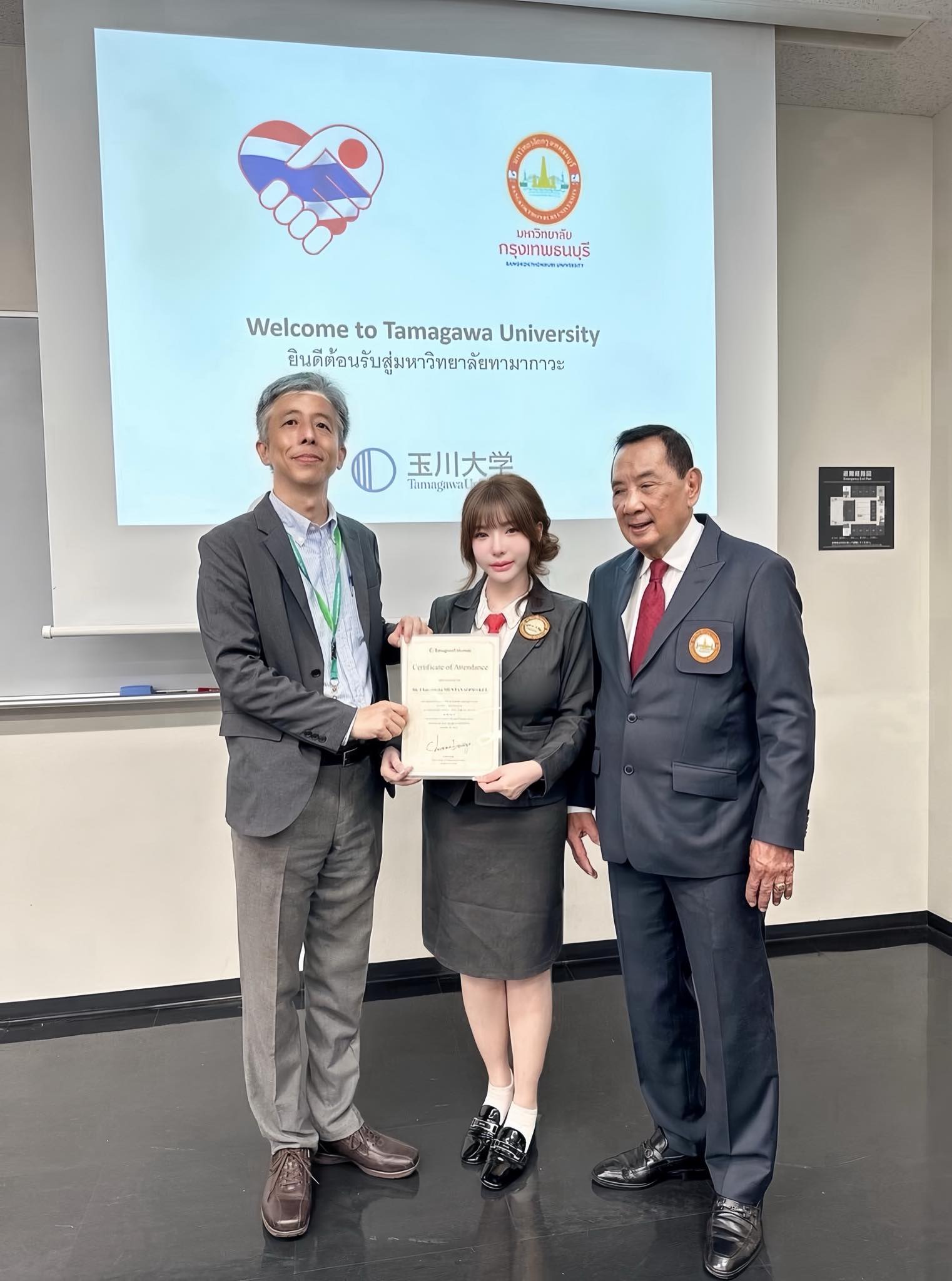 Nhận bằng Tiến sĩ, nữ DJ khiến tất cả ngỡ ngàng với trình độ học vấn