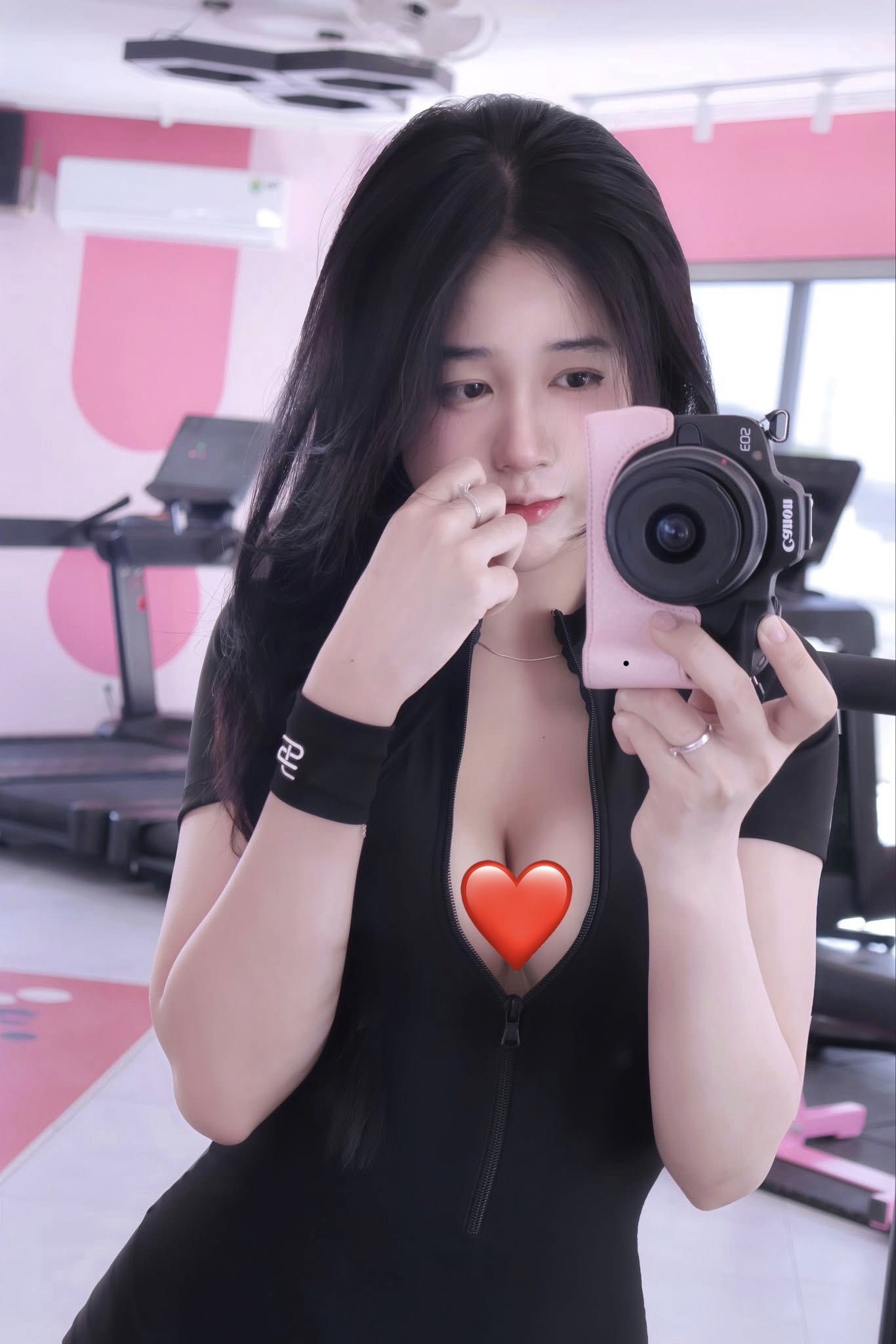 Cận cảnh nhan sắc cô nàng tự nhận 