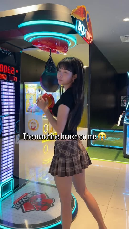 Trổ tài boxing, hot girl khiến người xem