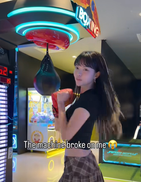 Trổ tài boxing, hot girl khiến người xem
