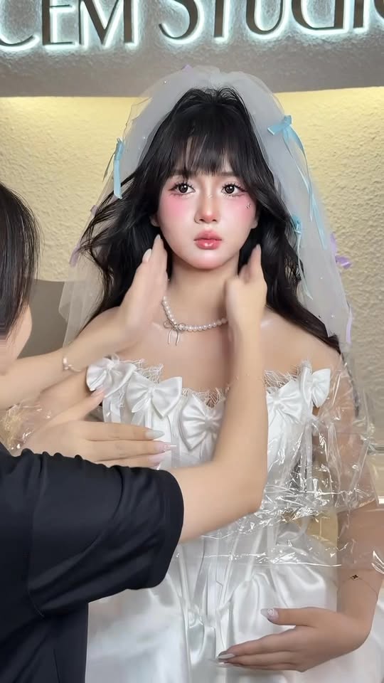 Hóa thành búp bê, hot girl xinh đẹp hút cả triệu view, khiến người xem ngỡ ngàng vi nhan sắc 