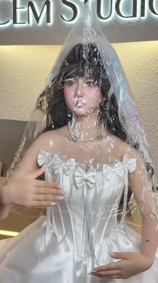 Hóa thành búp bê, hot girl xinh đẹp hút cả triệu view, khiến người xem ngỡ ngàng vi nhan sắc 