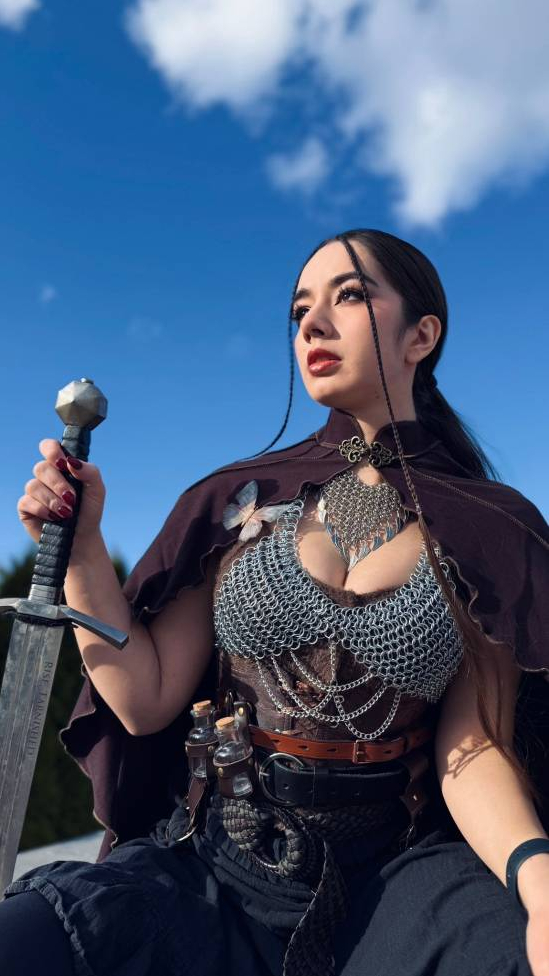 Cosplay game AAA mới ra mắt theo phong cách gợi cảm, nữ streamer nổi tiếng không ngờ, xem trang cá nhân càng thêm ấn tượng