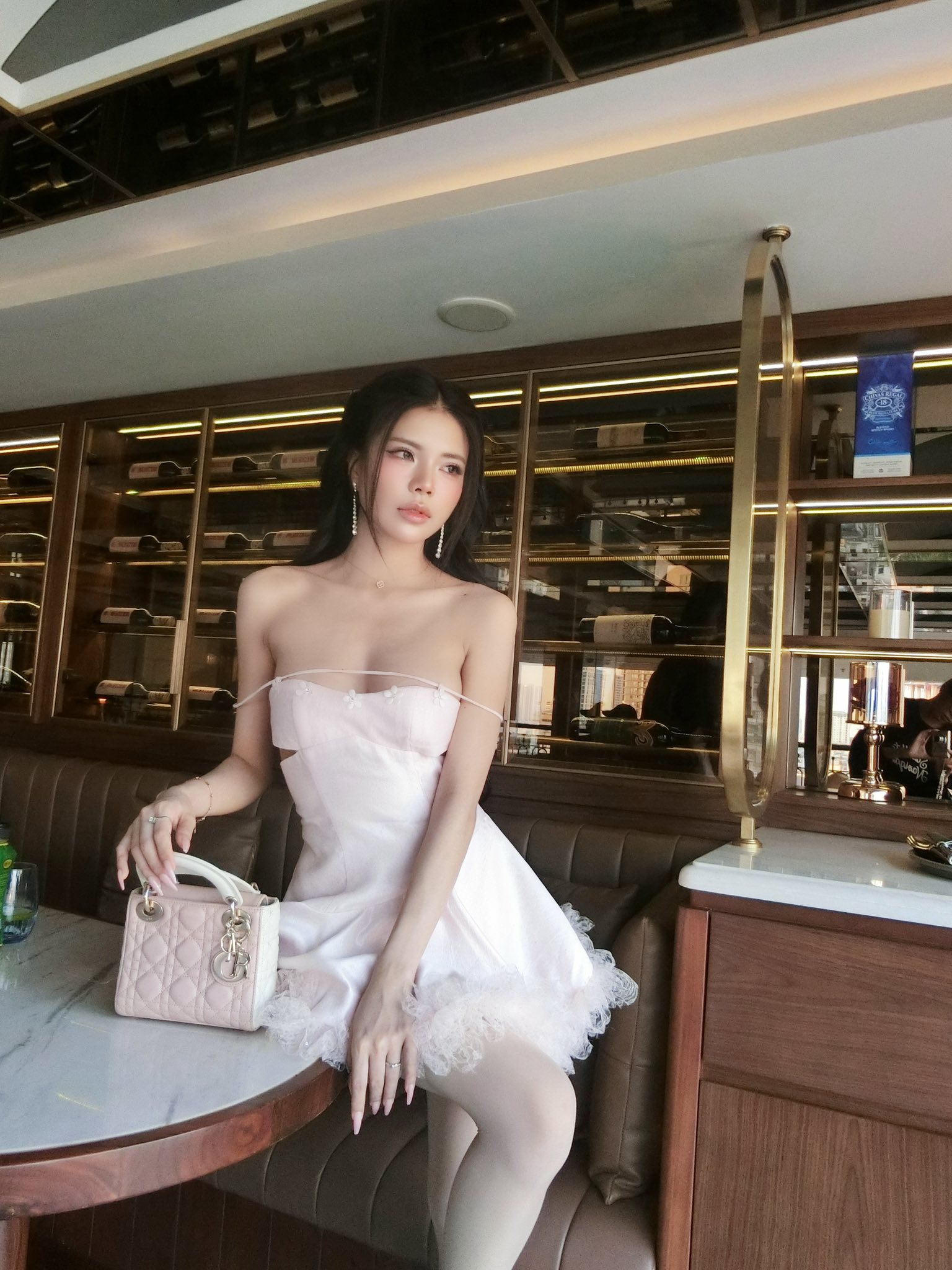 Mai Dora thả dáng giữa phố, diện váy trễ vai khiến anh em game thủ