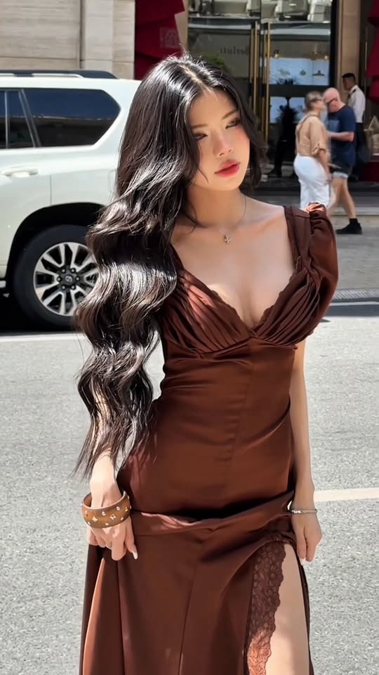 Mai Dora thả dáng giữa phố, diện váy trễ vai khiến anh em game thủ