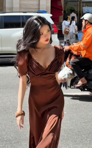 Mai Dora thả dáng giữa phố, diện váy trễ vai khiến anh em game thủ