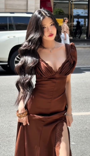 Mai Dora thả dáng giữa phố, diện váy trễ vai khiến anh em game thủ