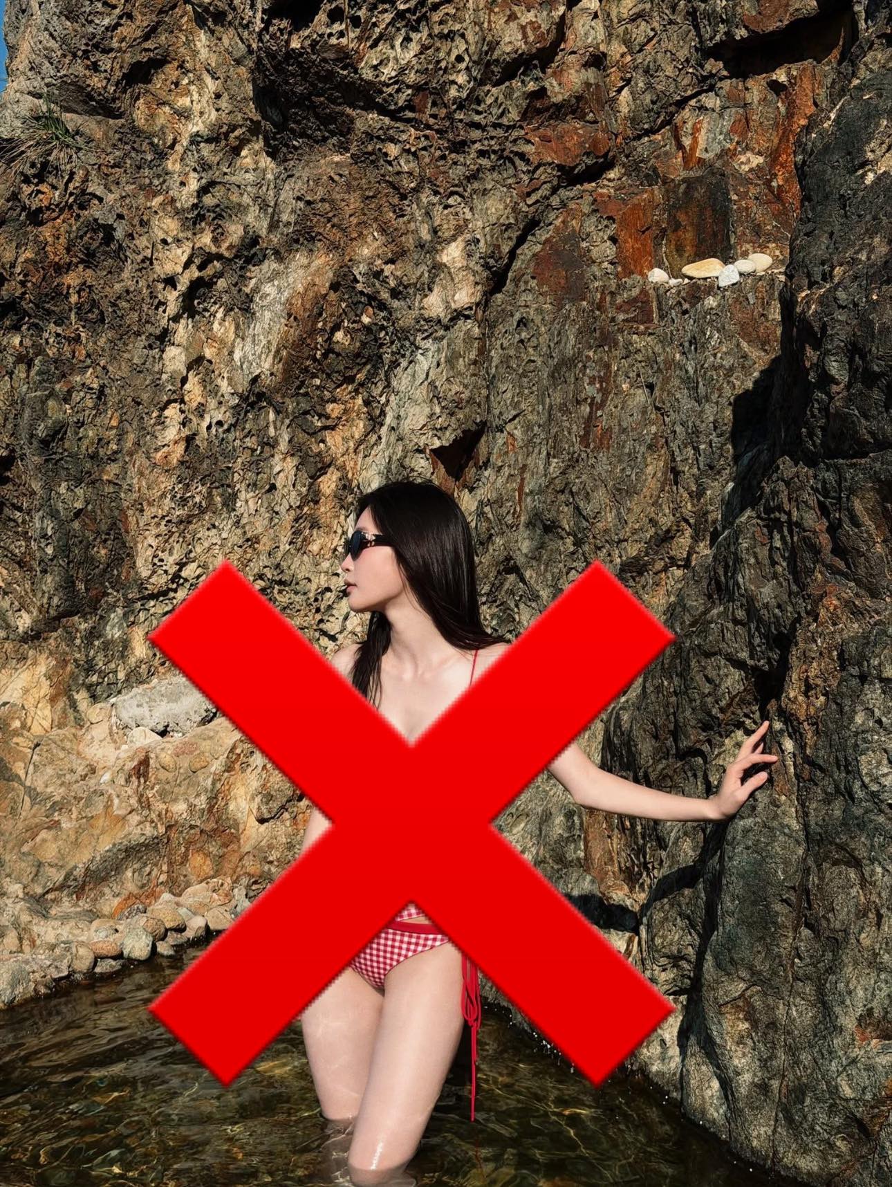 Ăn mặc phản cảm chụp ảnh ở nơi không phù hợp, nữ ca sĩ khiến CĐM bức xúc