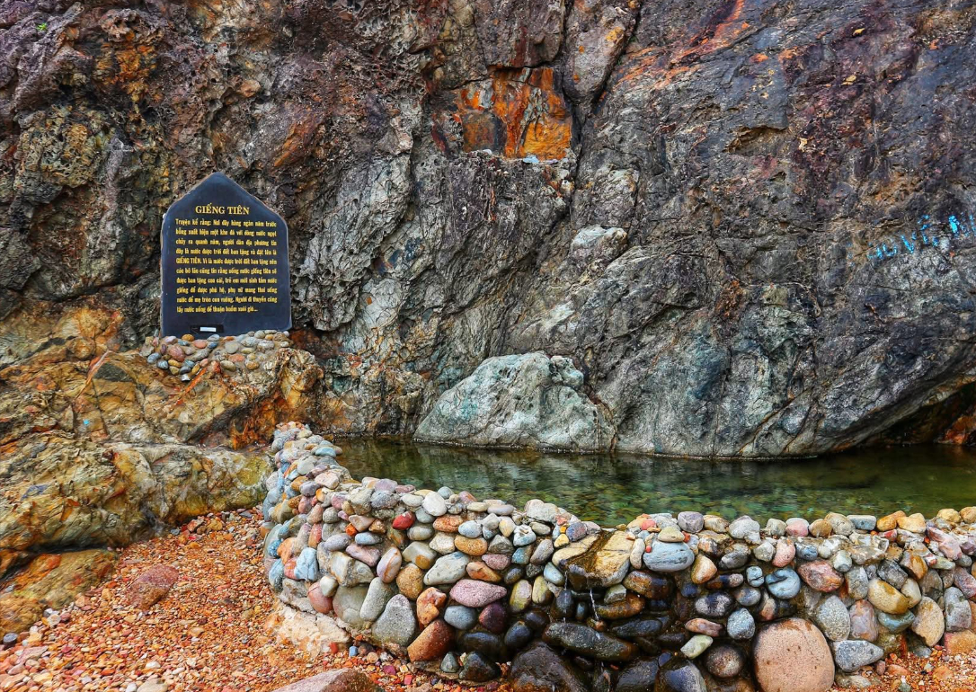 Ăn mặc phản cảm chụp ảnh ở nơi không phù hợp, nữ ca sĩ khiến CĐM bức xúc