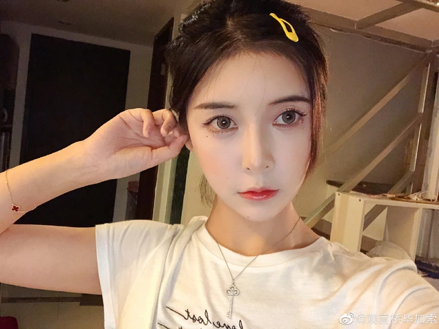 Nữ streamer xinh đẹp bất ngờ gặp sự cố