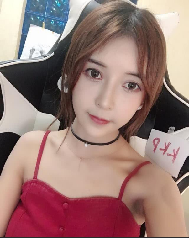Nữ streamer xinh đẹp bất ngờ gặp sự cố