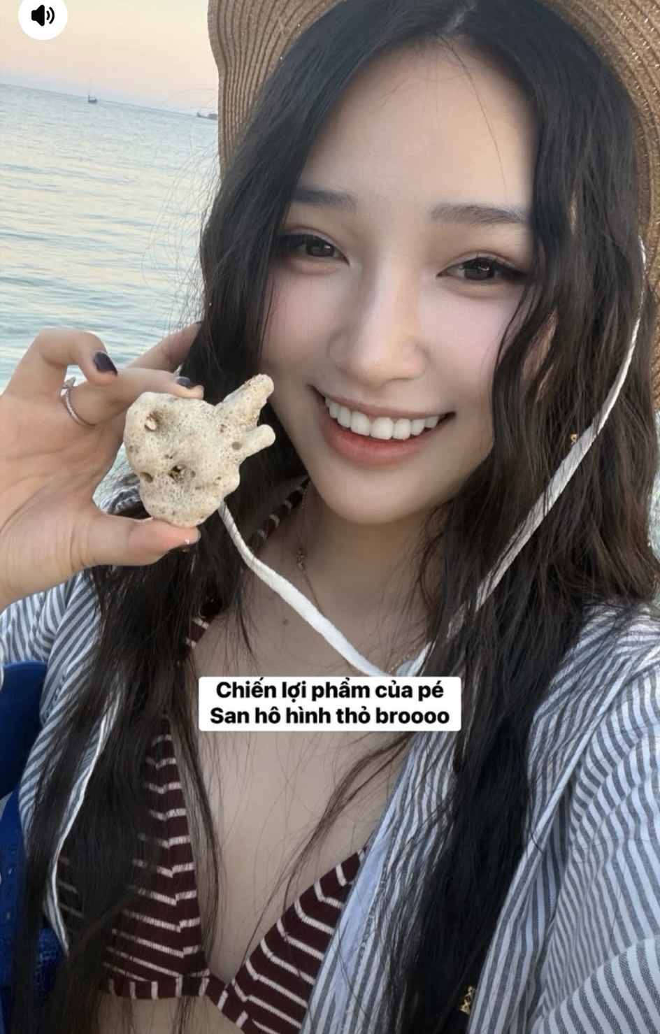 Hoa Xuka đi biển với trang phục