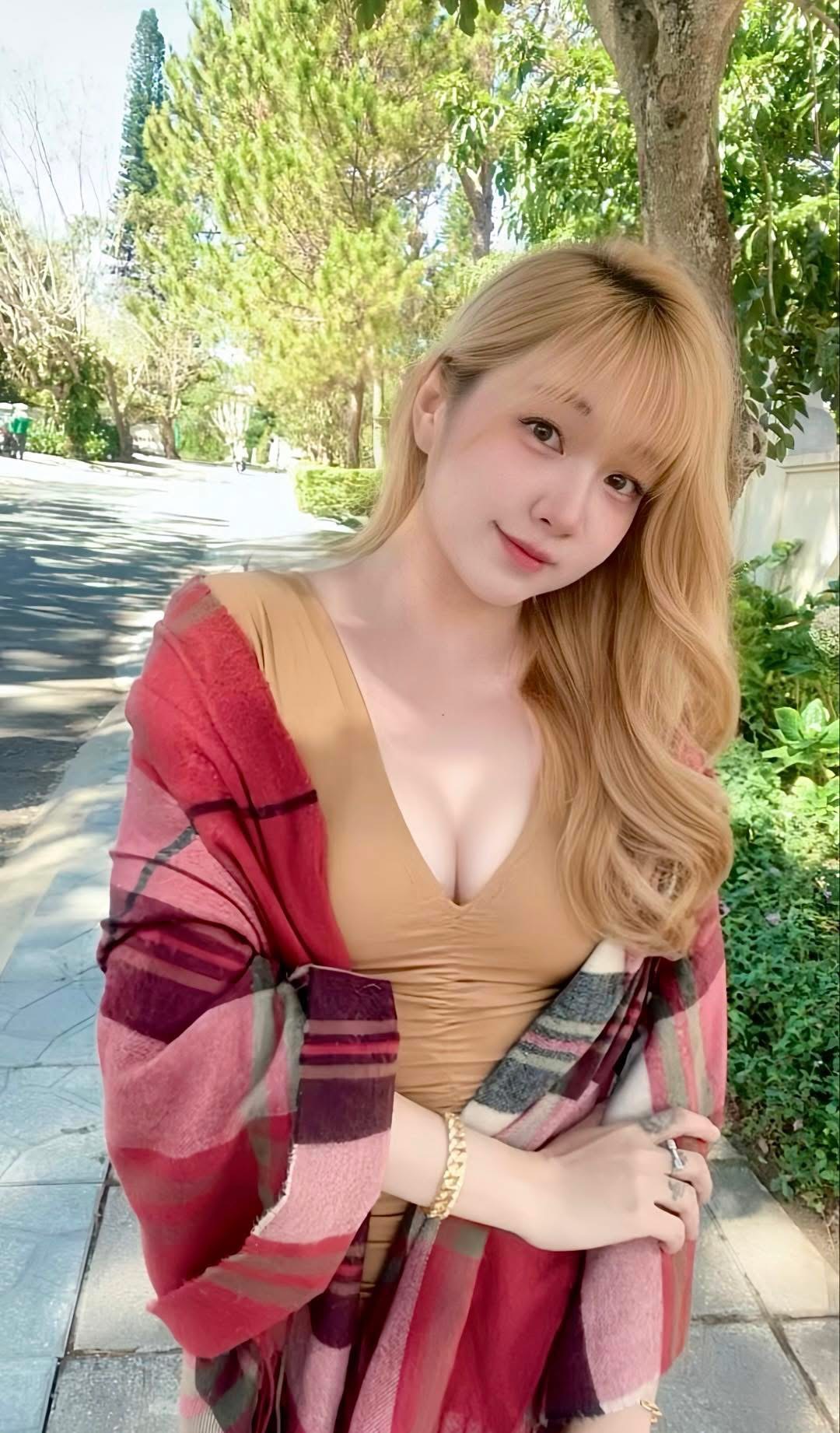 Idol CCTalk Như Hexi sau hơn một thập kỷ: Từ nàng thơ kẹo ngọt đến mỹ nhân sexy cực phẩm