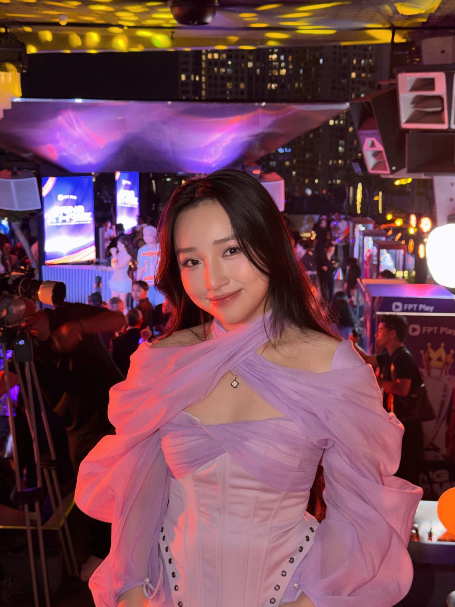 Hoa Xuka đi biển với trang phục