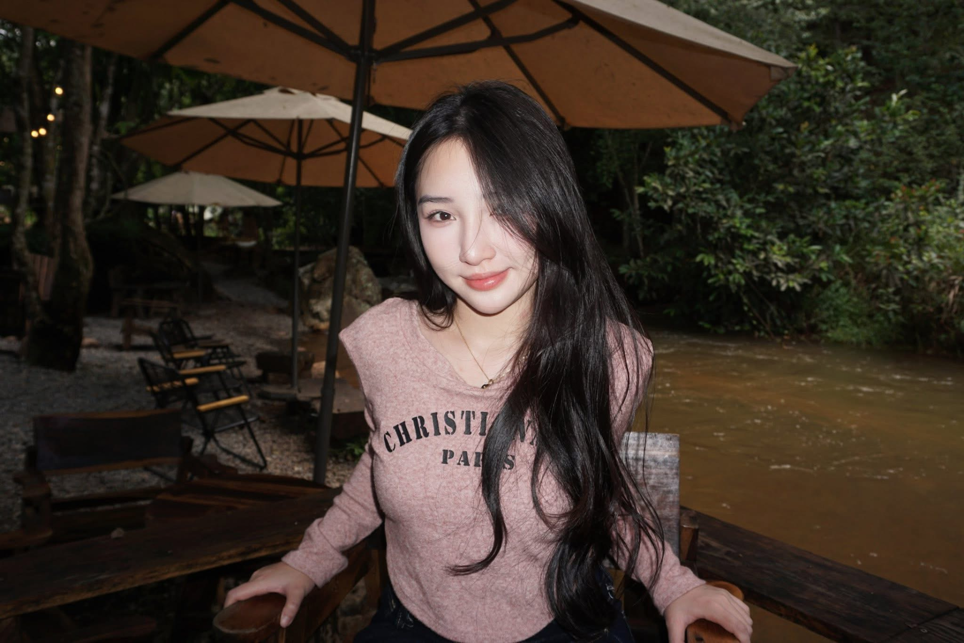 Hoa Xuka đi biển với trang phục