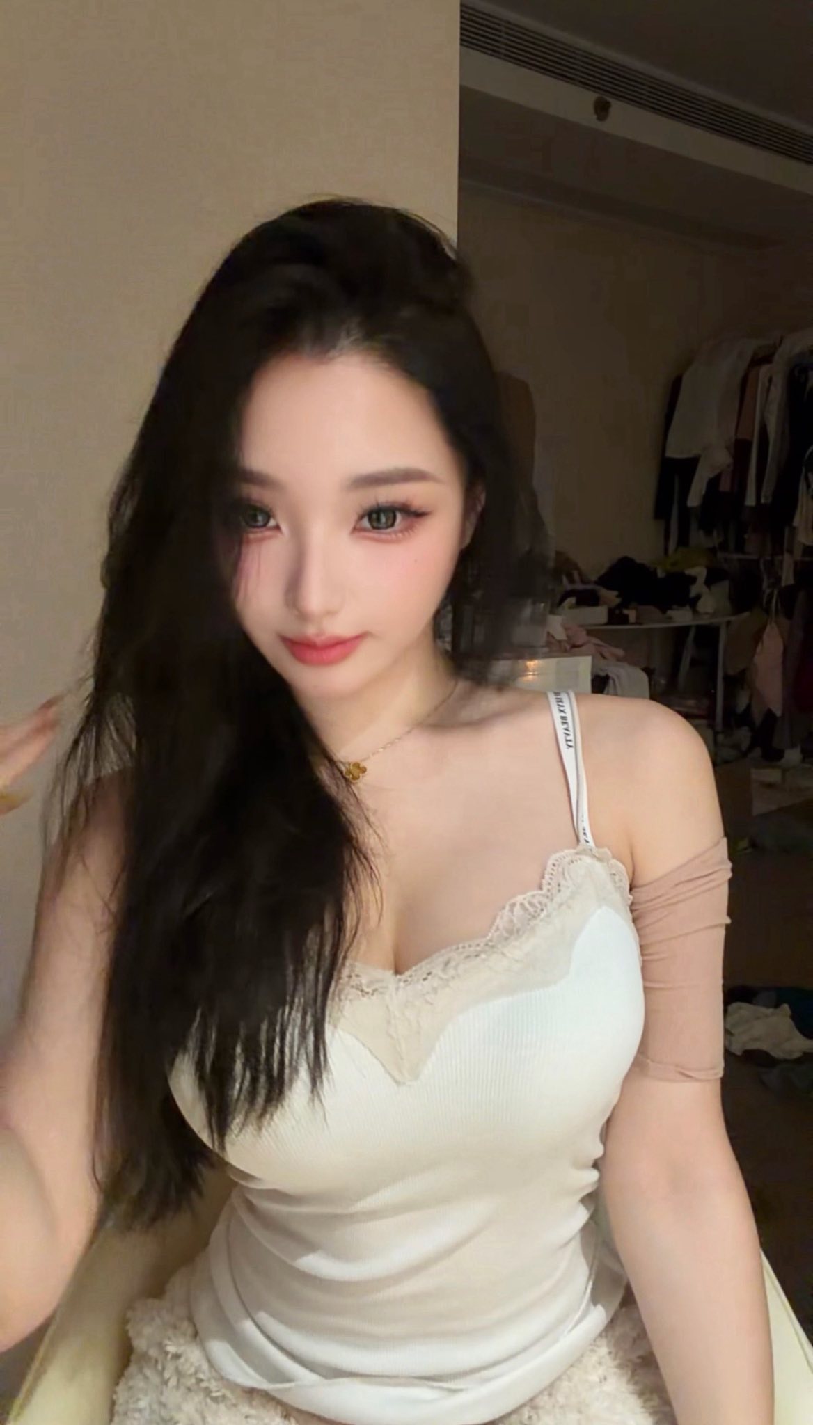 Bất ngờ xuất hiện ở Việt Nam, idol 2.7 triệu follow khiến dân tình 