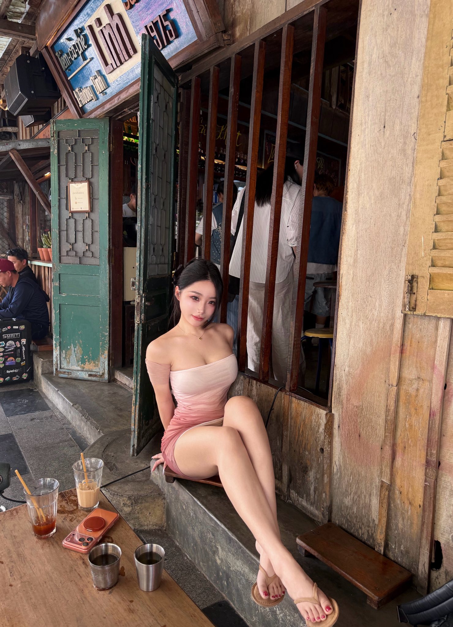 Bất ngờ xuất hiện ở Việt Nam, idol 2.7 triệu follow khiến dân tình 