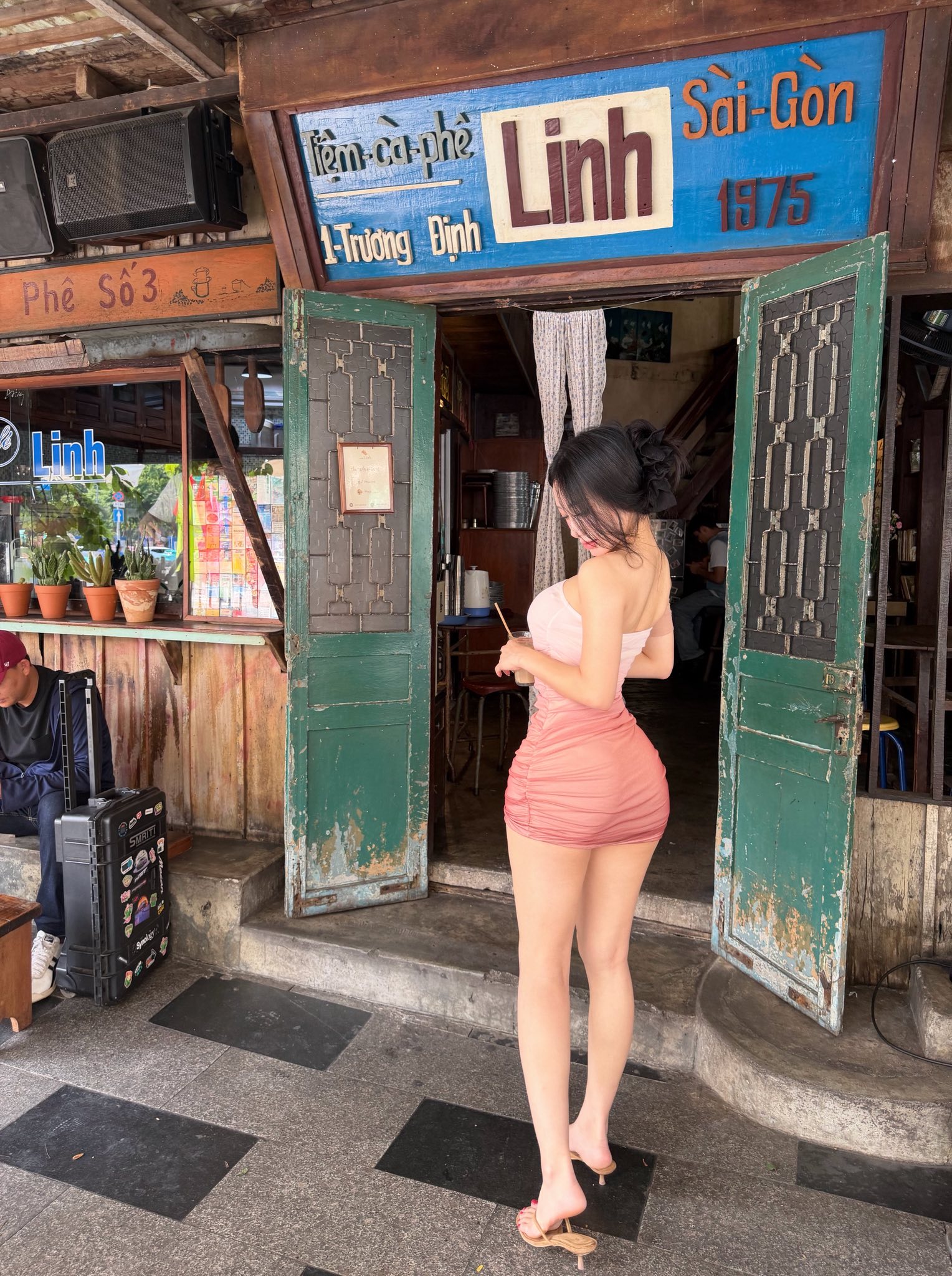 Bất ngờ xuất hiện ở Việt Nam, idol 2.7 triệu follow khiến dân tình 