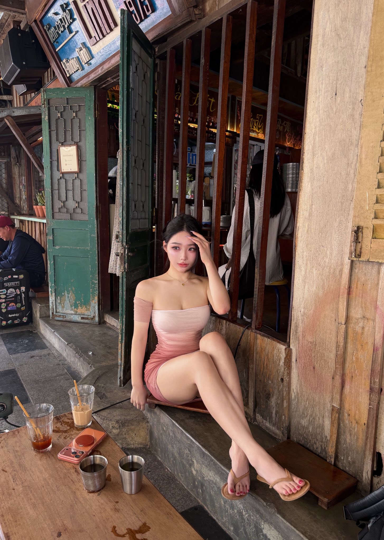 Bất ngờ xuất hiện ở Việt Nam, idol 2.7 triệu follow khiến dân tình 