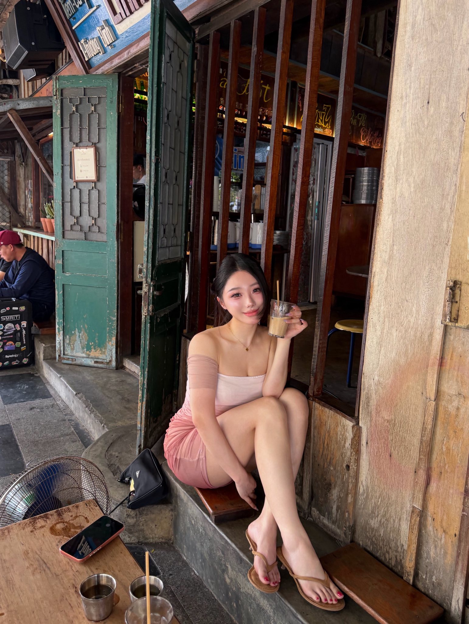 Bất ngờ xuất hiện ở Việt Nam, idol 2.7 triệu follow khiến dân tình 