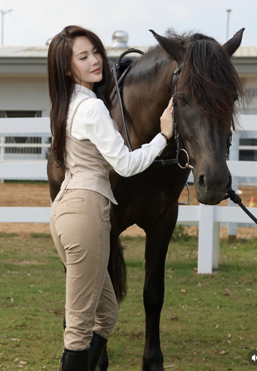 Đứng hình trước màn cưỡi ngựa thần sầu của hot girl làng Pick