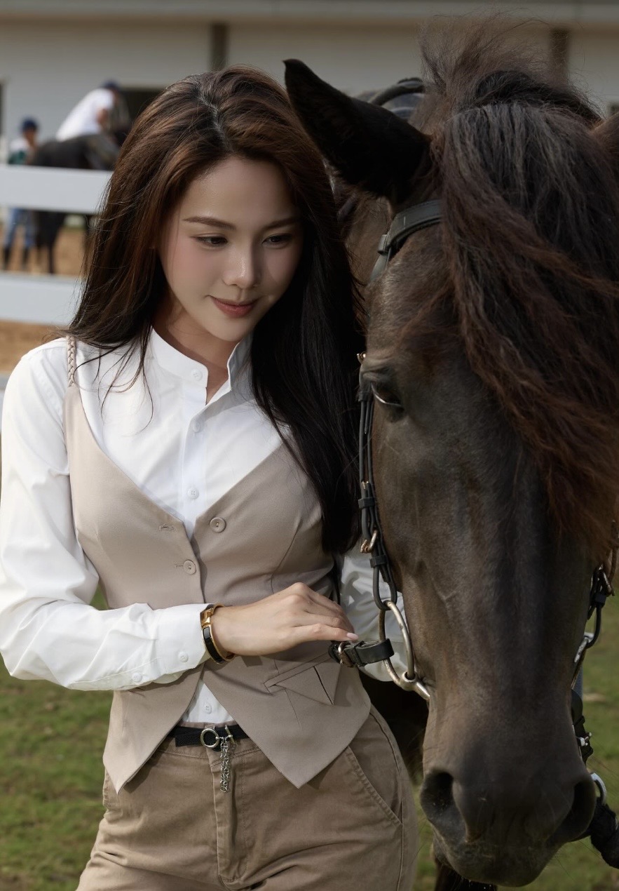 Đứng hình trước màn cưỡi ngựa thần sầu của hot girl làng Pick