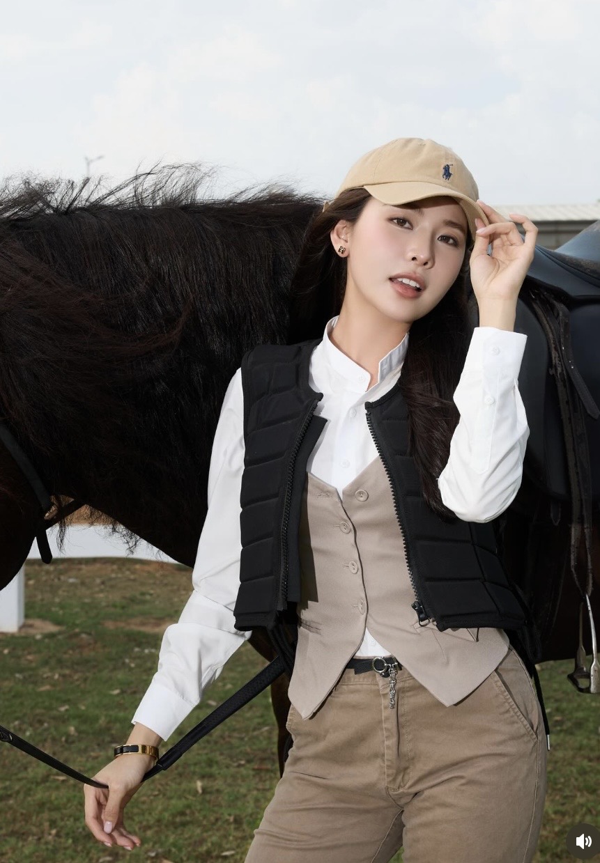 Đứng hình trước màn cưỡi ngựa thần sầu của hot girl làng Pick