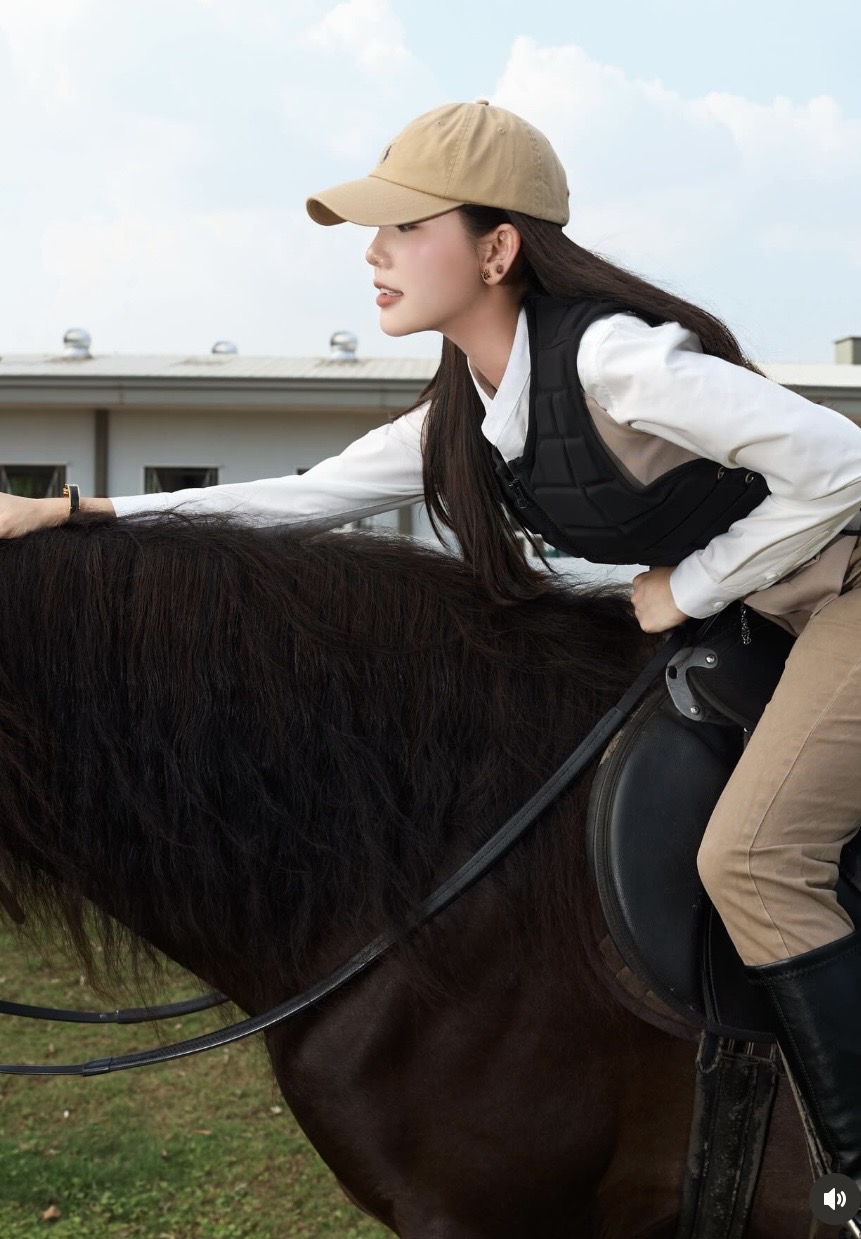 Đứng hình trước màn cưỡi ngựa thần sầu của hot girl làng Pick