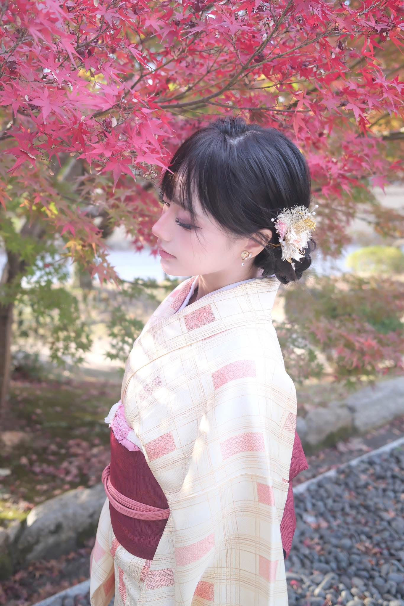 Chỉ một khoảnh khắc vén tóc, 