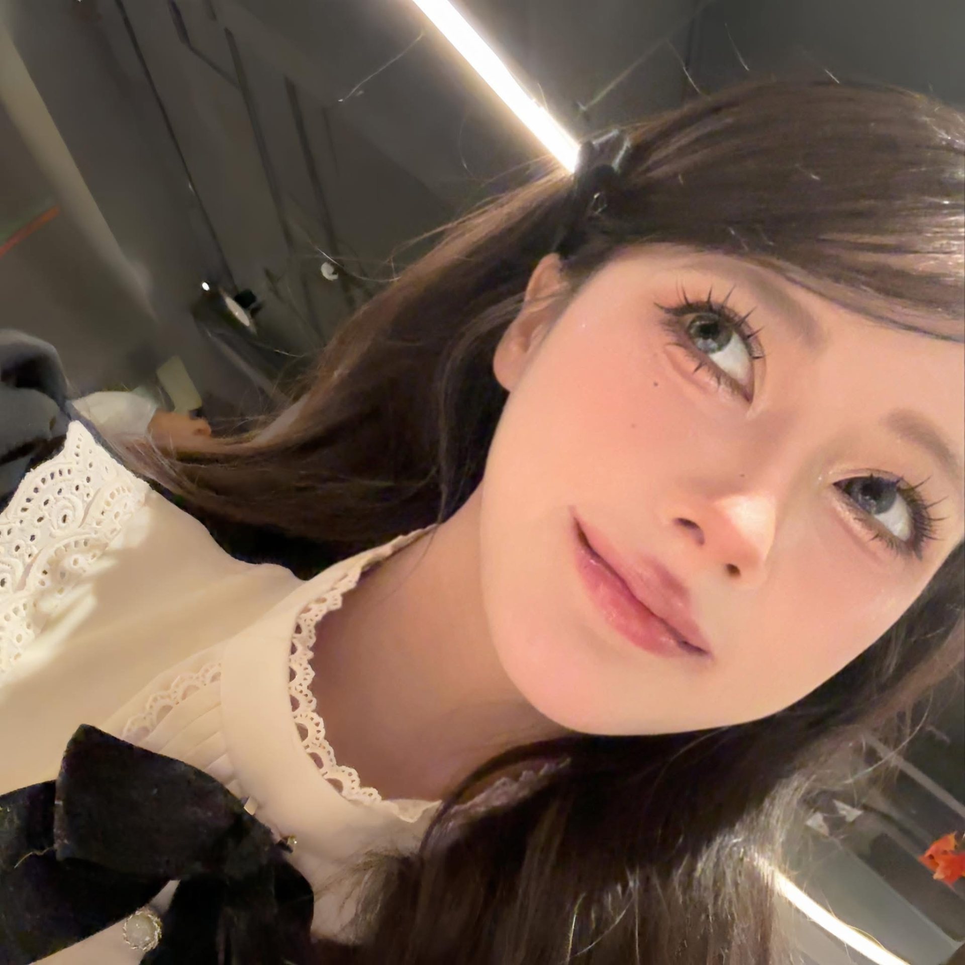 Chỉ một khoảnh khắc vén tóc, 