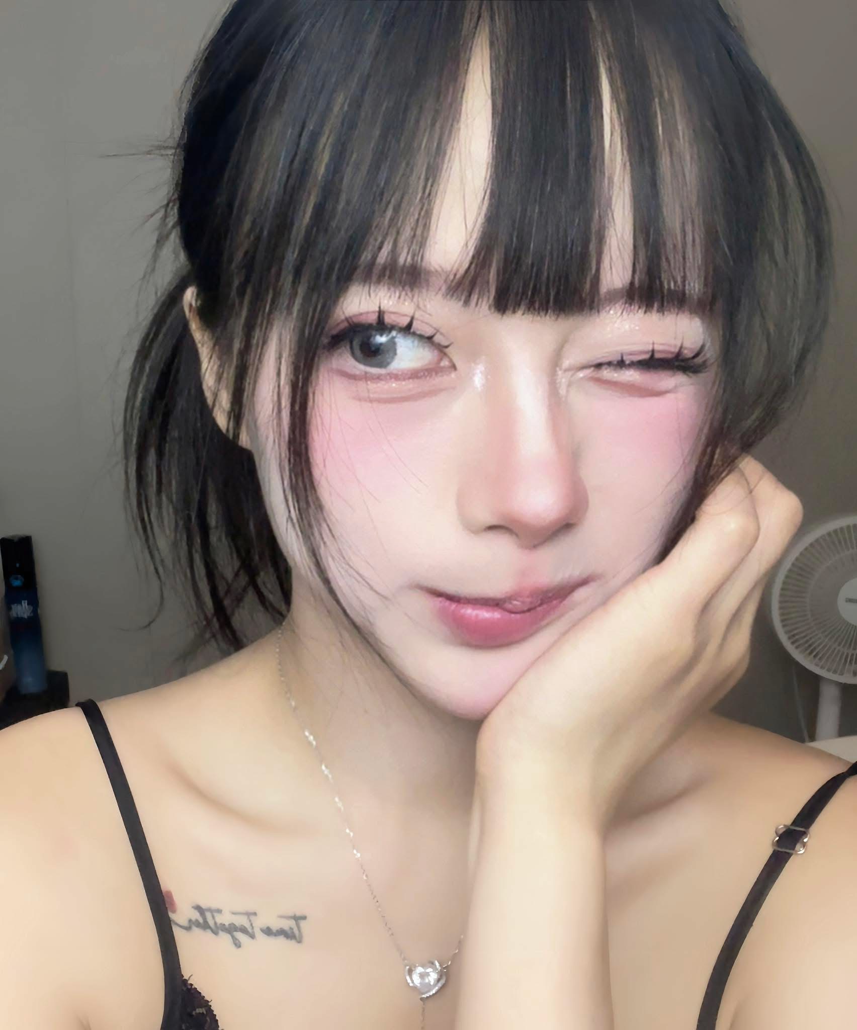 Chỉ một khoảnh khắc vén tóc, 