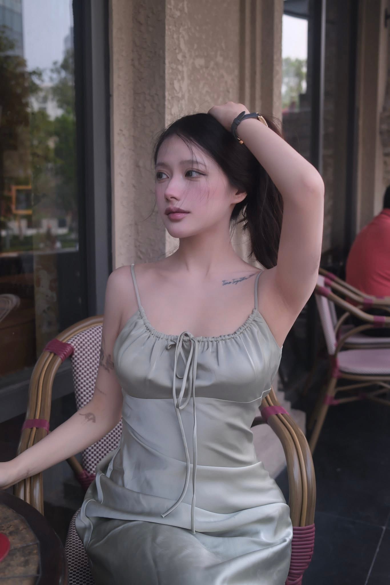 Chỉ một khoảnh khắc vén tóc, 