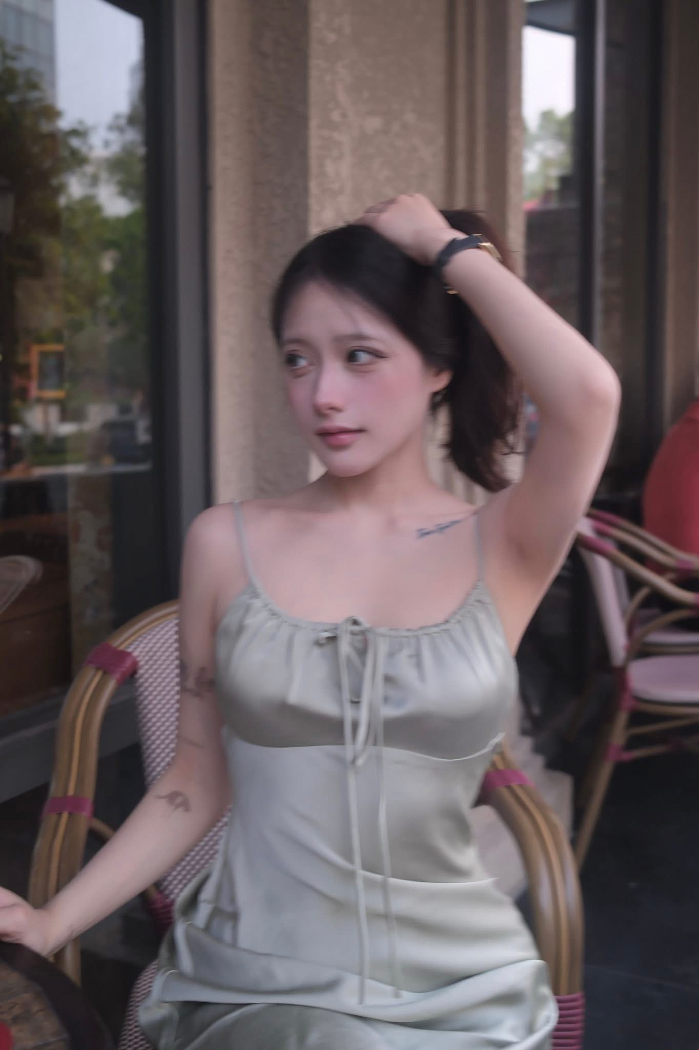 Chỉ một khoảnh khắc vén tóc, 