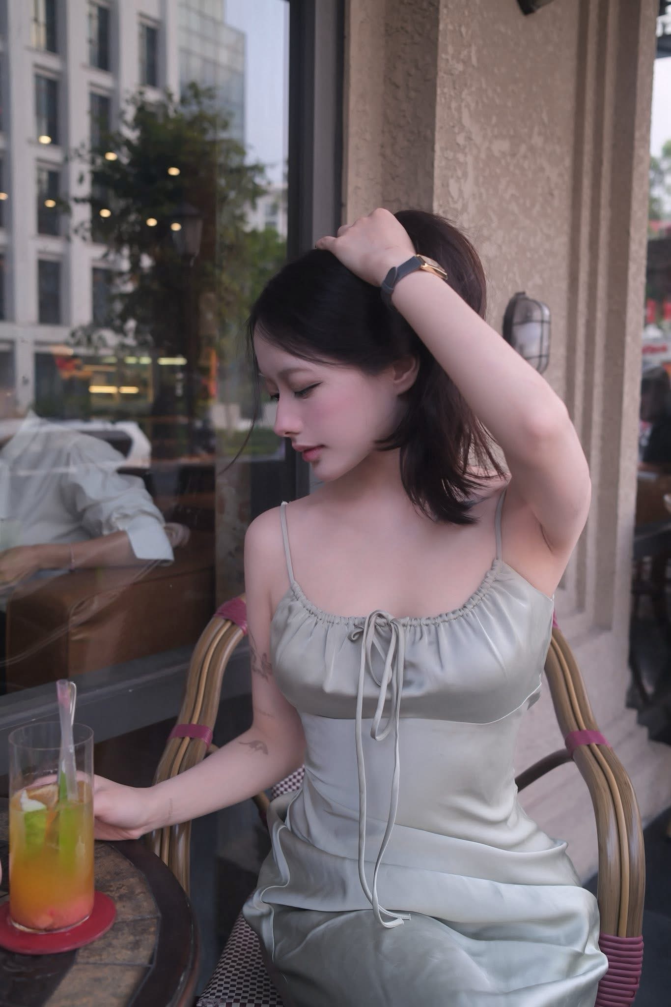 Chỉ một khoảnh khắc vén tóc, 