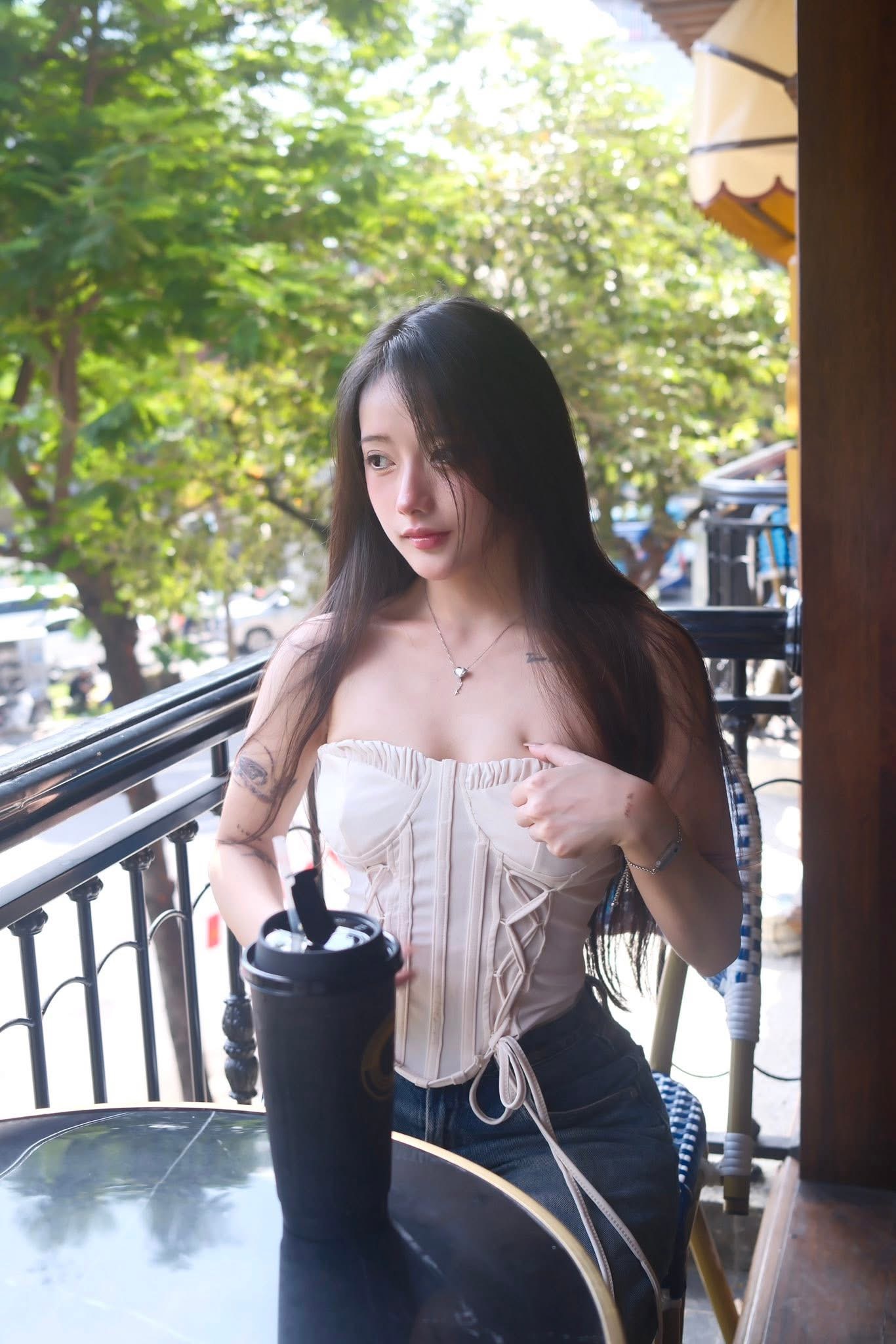 Chỉ một khoảnh khắc vén tóc, 