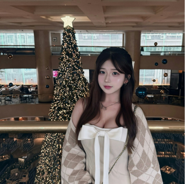 Cửa hàng thẻ bài Pokémon gây sốt với nữ nhân viên quyến rũ, xinh như hot girl, khách nam xếp hàng để chờ mua