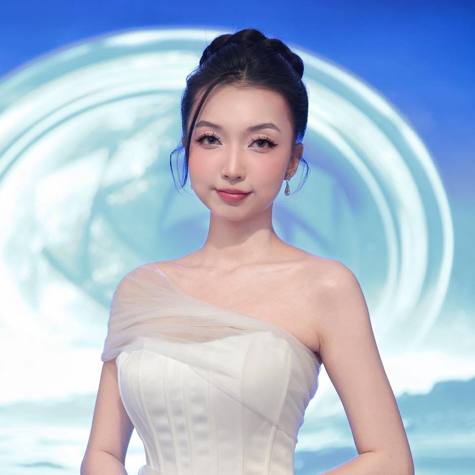 Không thể rời mắt khỏi nhan sắc ấn tượng của nữ MC tân binh đang