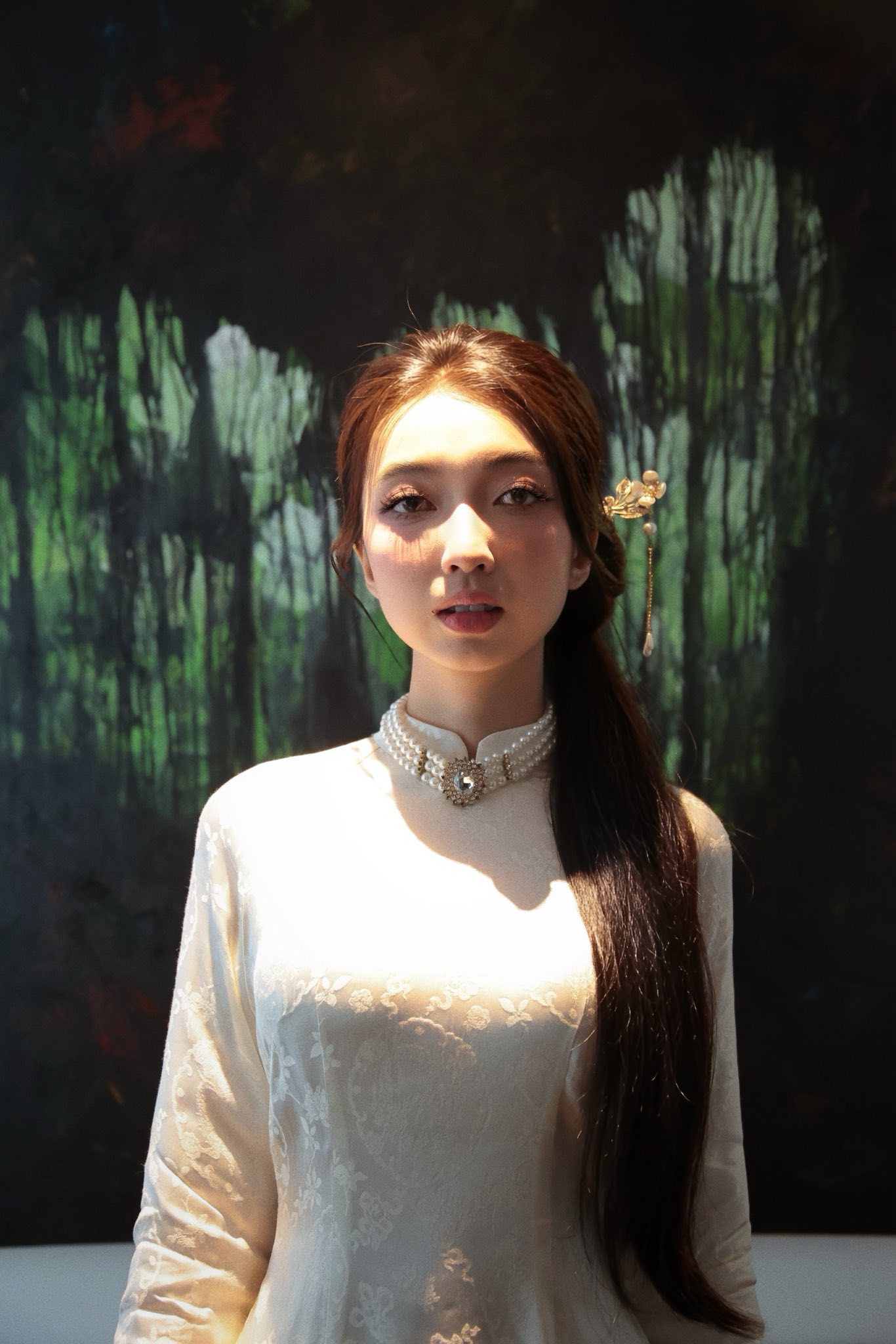 Không thể rời mắt khỏi nhan sắc ấn tượng của nữ MC tân binh đang