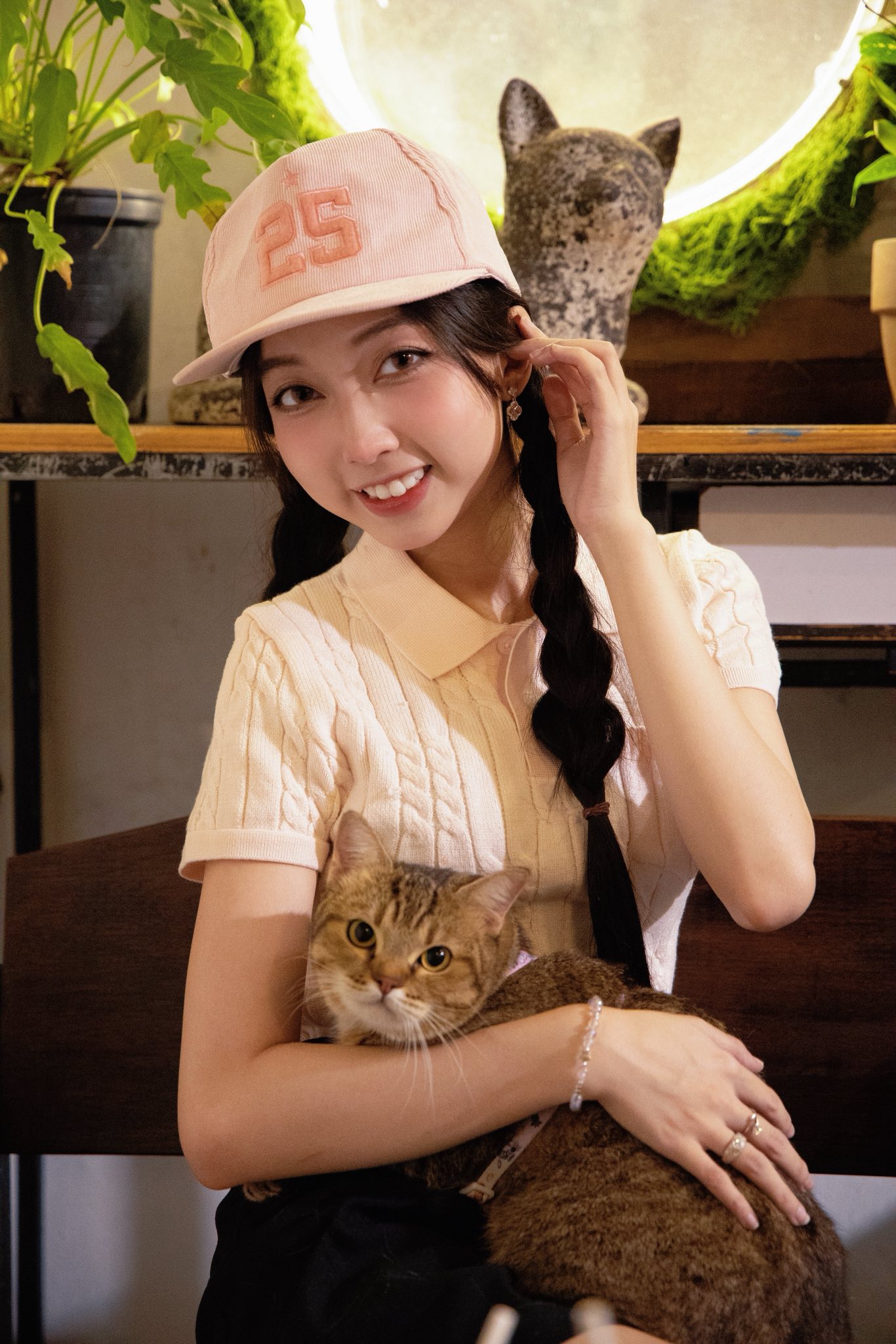 Không thể rời mắt khỏi nhan sắc ấn tượng của nữ MC tân binh đang