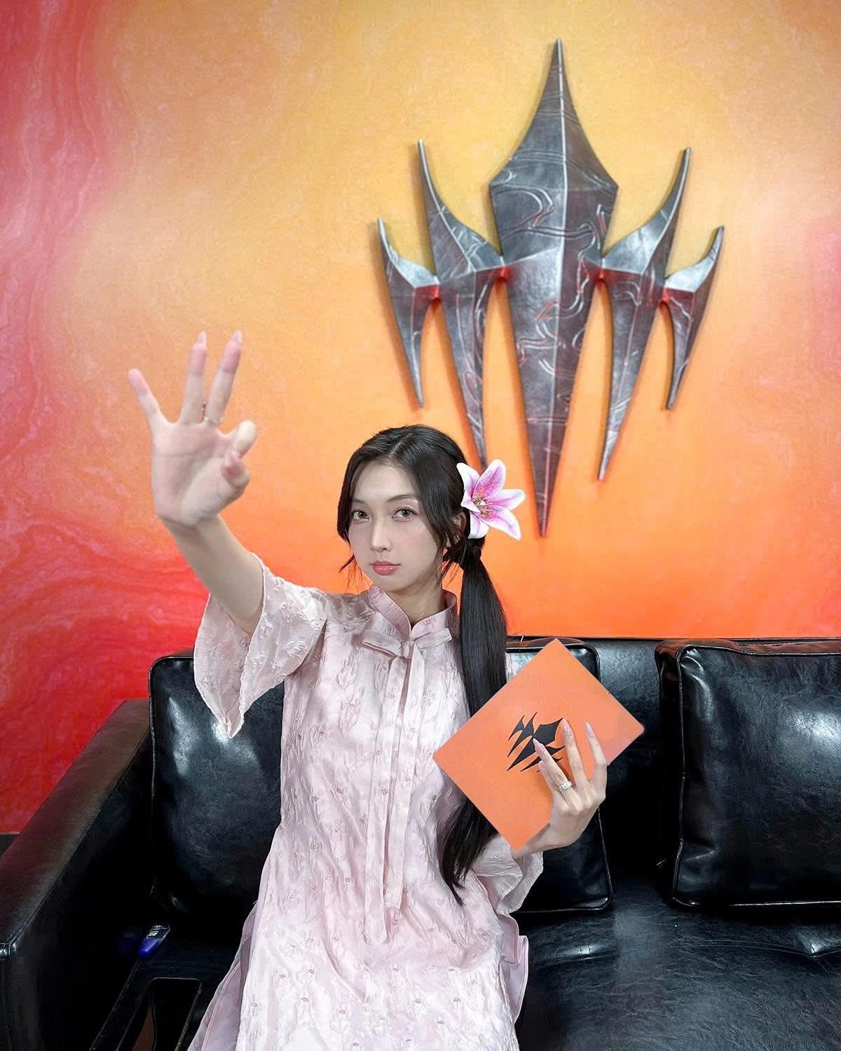 Không thể rời mắt khỏi nhan sắc ấn tượng của nữ MC tân binh đang