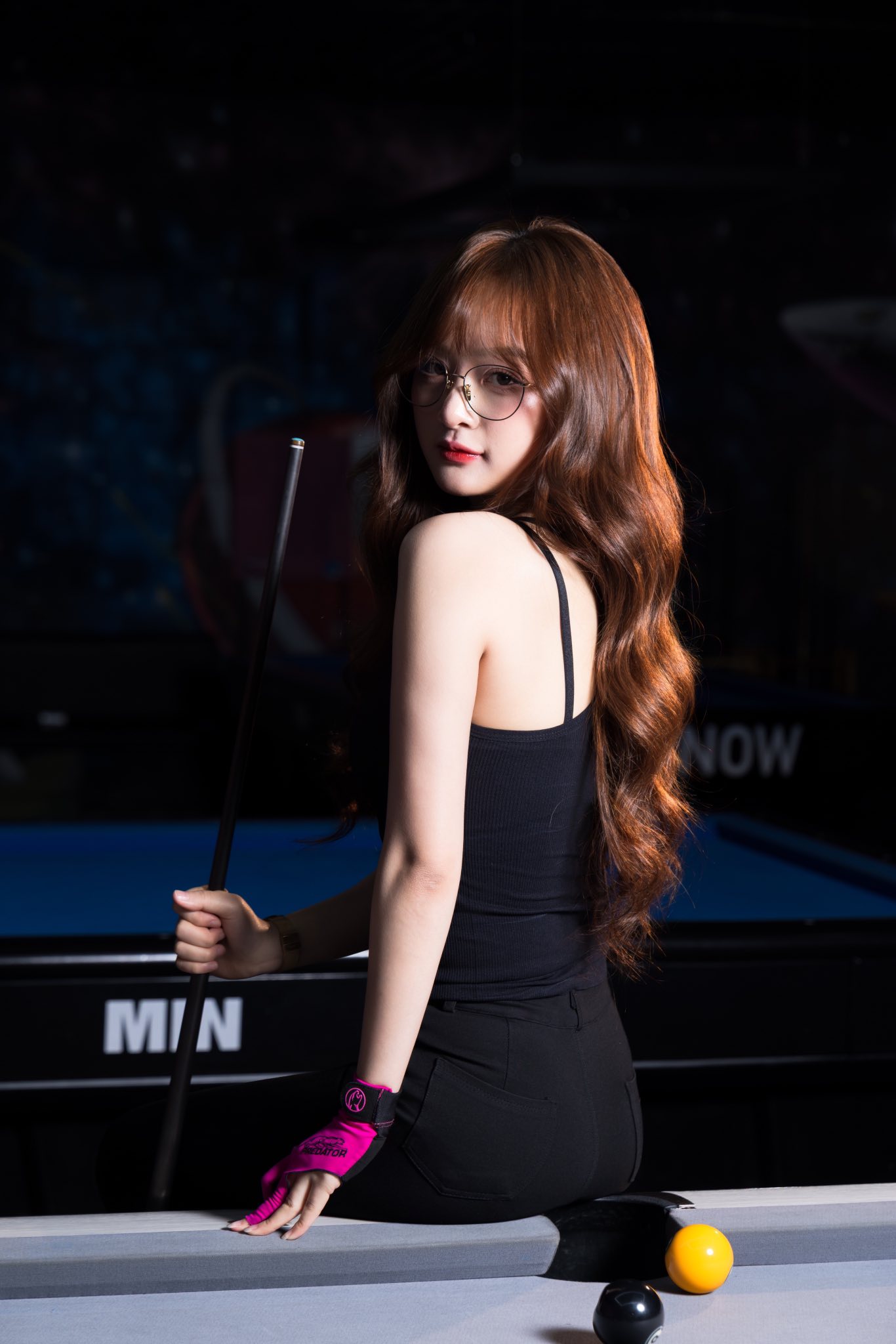 Thả dáng bên bàn bida, Gấm Kami 