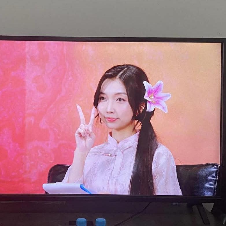 Không thể rời mắt khỏi nhan sắc ấn tượng của nữ MC tân binh đang