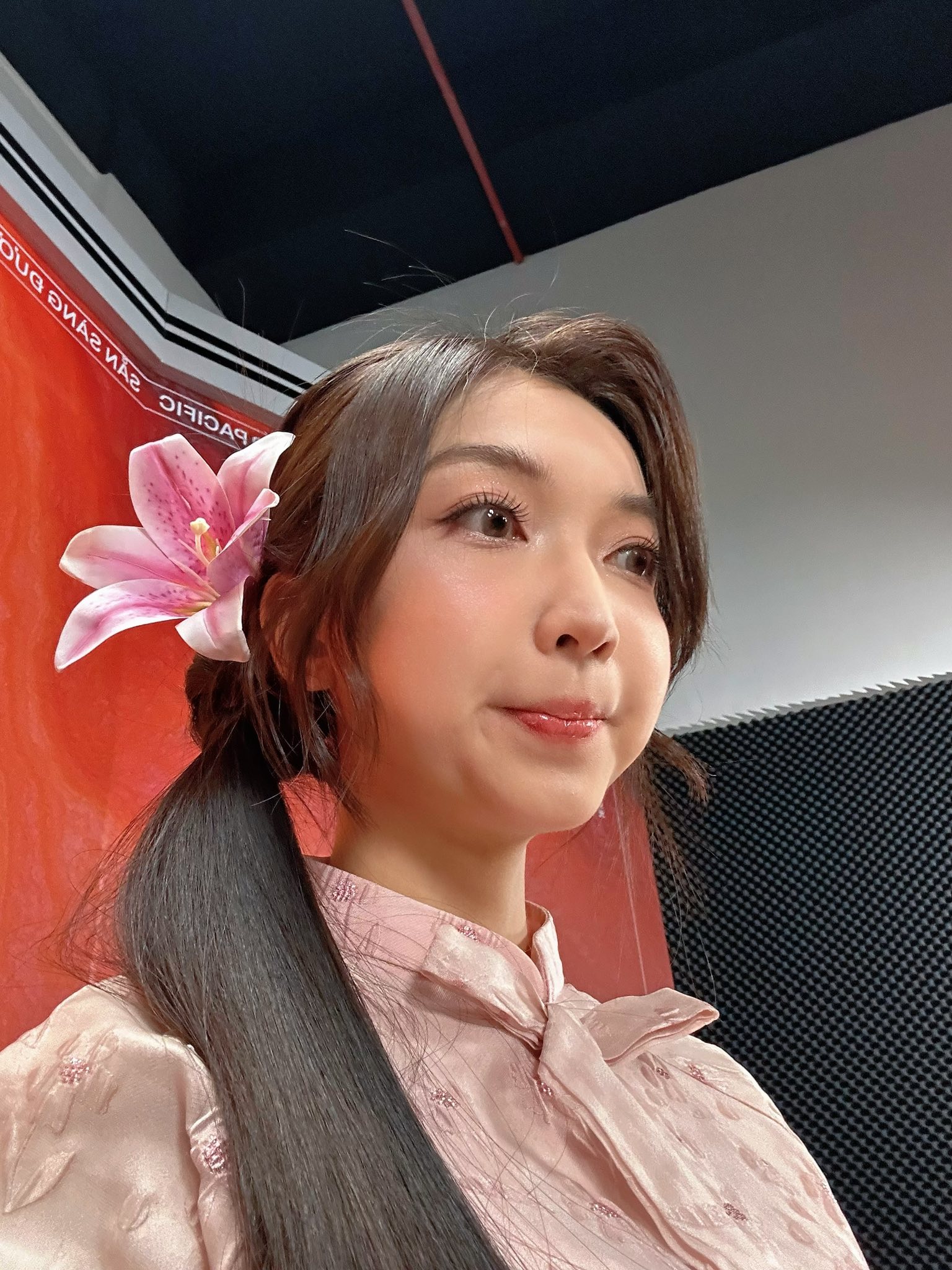 Không thể rời mắt khỏi nhan sắc ấn tượng của nữ MC tân binh đang