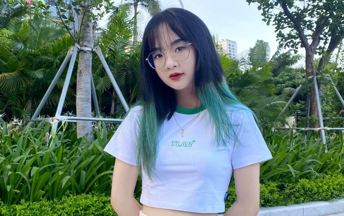 Thả dáng bên bàn bida, Gấm Kami 