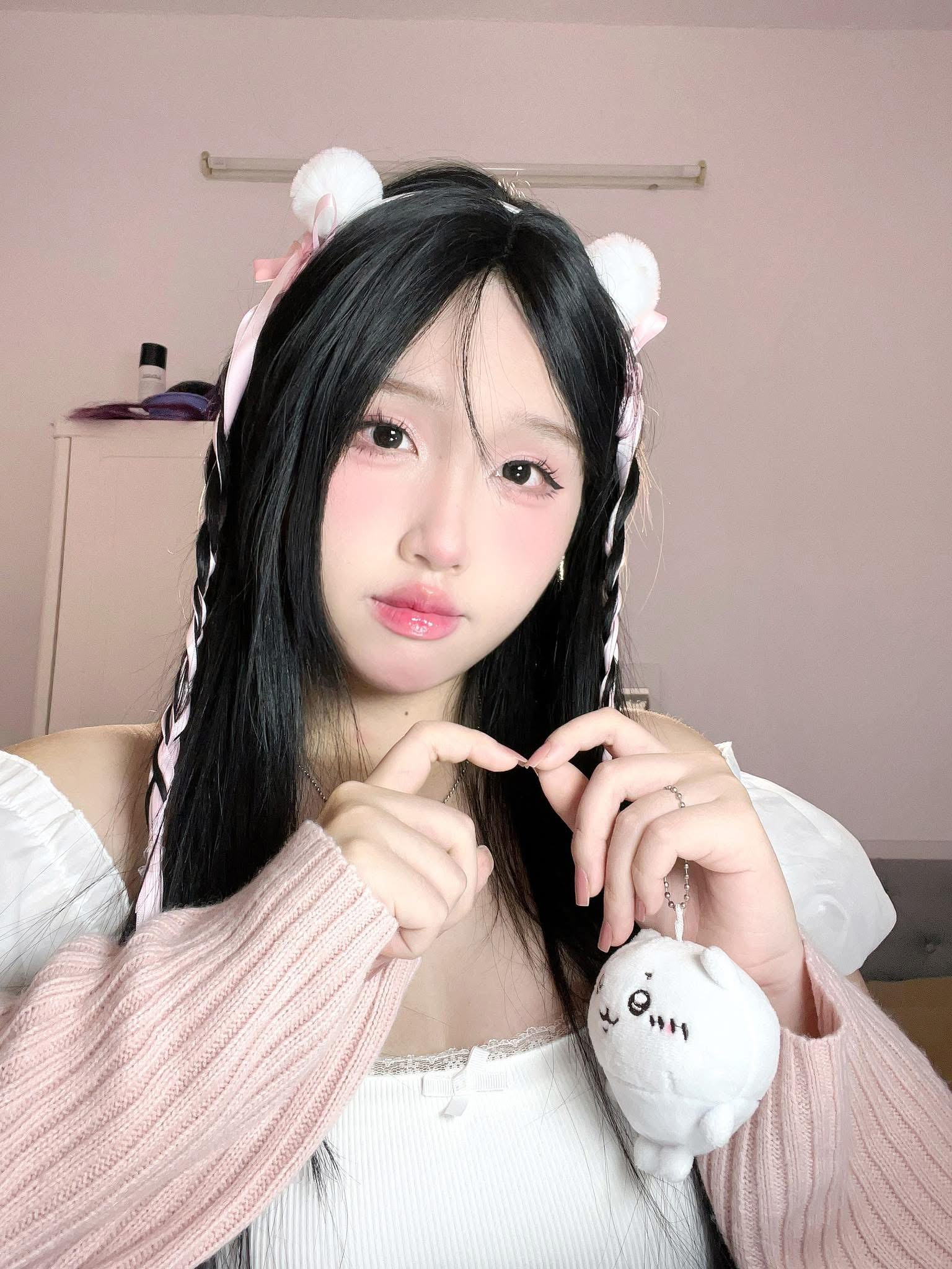 Không cần hở bạo, nữ coser nóng bỏng hóa 