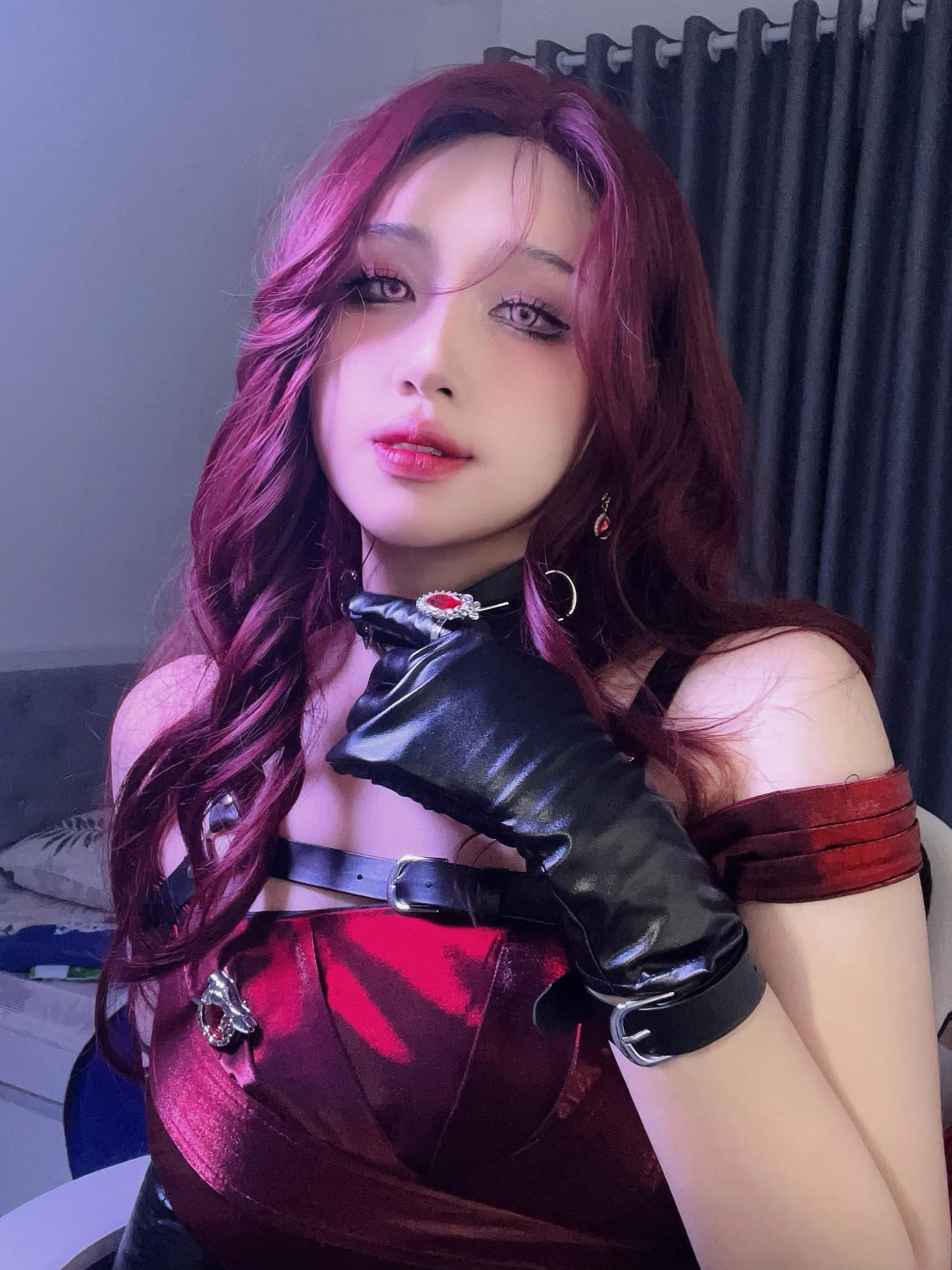 Không cần hở bạo, nữ coser nóng bỏng hóa 